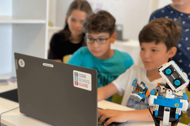 Oportunitate de dezvoltare pentru elevi: s-au deschis înscrierile la taberele Code School Clubs