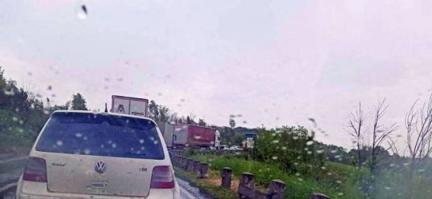 Două microbuze s-au ciocnit pe DN 68A, pe cea mai aglomerată șosea din Timiș. Doi oameni au fost răniți