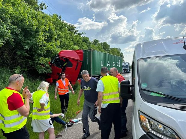 Un tânăr șofer român de TIR a salvat un coleg blocat în cabina care fumega, în Germania: „Țipam la el să se trezească, credeam că doarme”