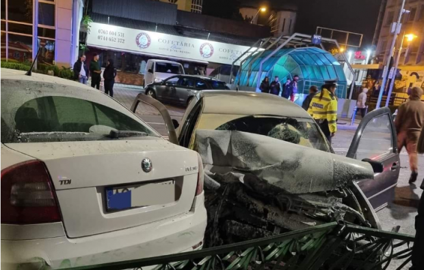 Accident cu patru mașini implicate, la Pitești. Patru persoane au fost transportate la spital