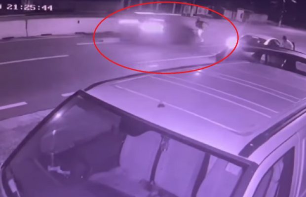 Un tânăr de 19 ani a traversat în fugă DN1 și a fost spulberat de o șoferiță. Impactul care l-a aruncat zeci de metri a fost filmat
