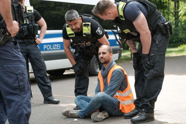 Percheziții la nivel național, în Germania, care îi vizează pe activiștii pentru climă. Acțiunile, declanșate „din cauza numeroaselor plângeri ale populației”
