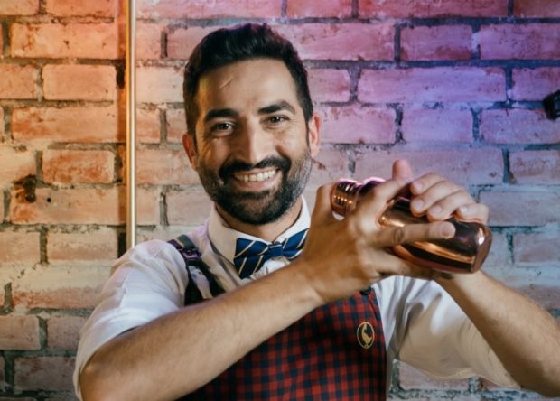 Un român a fost desemnat cel mai bun barman din Spania. Regele Felipe al VI-lea s-a numărat printre clienţii săi