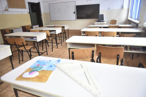 Revolta unui cadru universitar: „De ce tac profesorii din universități și nu vin în sprijinul colegilor lor din școli și licee? Cunoașteți motivele?”