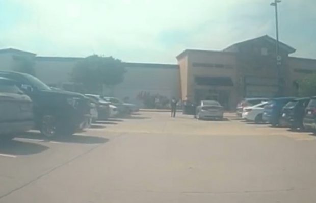 Bărbatul care a ucis 8 oameni într-un centru comercial din Texas a fost filmat chiar când începe să tragă în mulțime