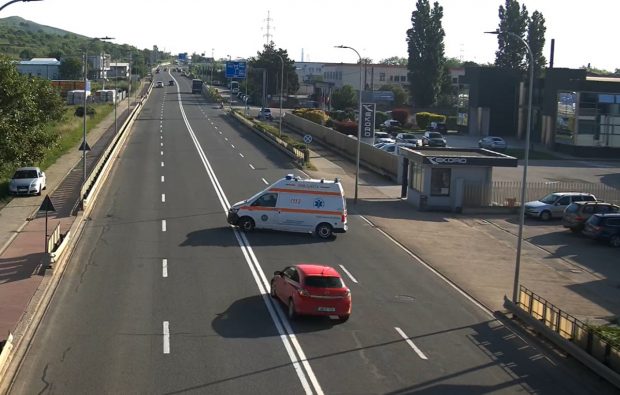 Șoferul unei ambulanțe a întors pe linie dublă continuă, fără semnale luminoase și acustice pornite, și a fost lovit în plin de o șoferiță, în Alba