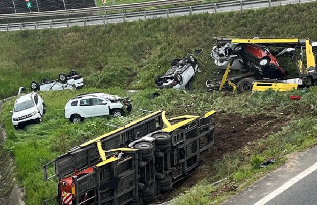 Dacii Duster împrăștiate pe câmp la ieșirea de pe Autostrada Vestului, în Arad. Șoferul care le transporta pe platformă a murit la spital