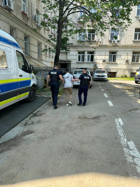Cinci minori din Craiova au spart 22 de mașini în câteva ore. Unul dintre ei a fost arestat preventiv