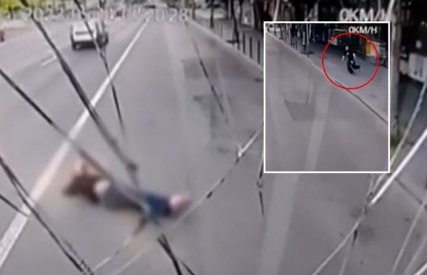 Momentul când un tânăr se aruncă în fața unui autobuz în mers și se crapă parbrizul, în București, filmat de camera de bord