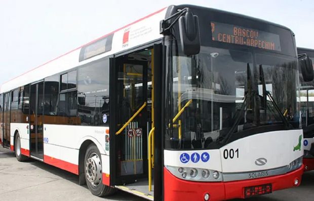 Un bărbat a uitat într-un autobuz din Piteşti o borsetă în care avea 6.500 de euro, 5.000 de lire sterline, 10.000 de lei şi zeci de grame de bijuterii din aur