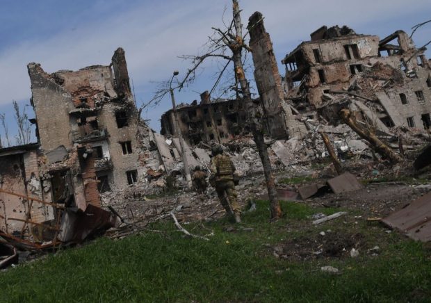 LIVETEXT Război în Ucraina, ziua 453 | Lupte disperate în Bahmut, „oraș distrus complet”. Regiunea Herson, bombardată din nou de ruși
