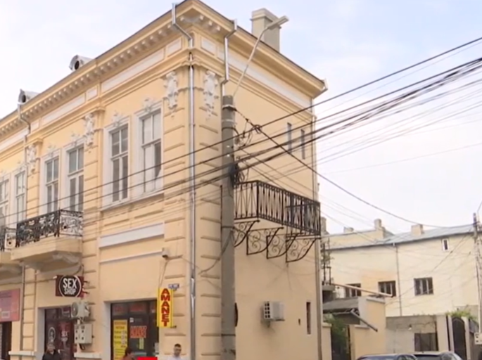 Un balcon din Brăila a ajuns viral pe rețelele de socializare. „Arată mai mult comic decât interesant. Doar scaunele mai lipsesc”