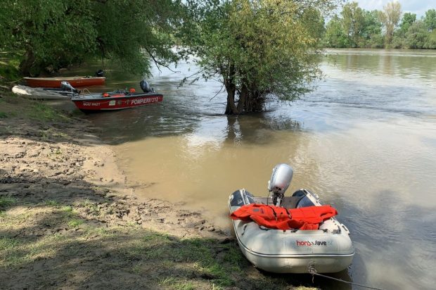 Primul copil dispărut în râul Mureș, în cazul bărcii răsturnate la Periam, a fost găsit mort în Ungaria. Poliția mai caută un copil
