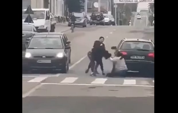 Trei femei au fost filmate cum coboară din mașini și își smulg părul din cap în mijlocul străzii, la Ocna Șugatag, în Maramureș