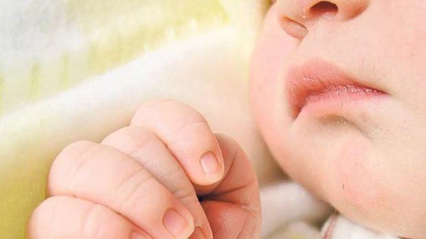 Un bărbat a adoptat o fetiță respinsă de 20 de familii. „Când am ținut-o prima dată în brațe, am fost copleșit de bucurie”