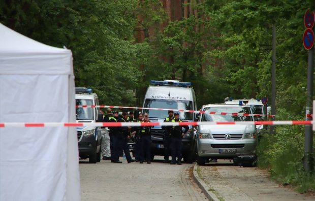 Un adolescent român a ajutat o fată de 14 ani și pe fratele ei să-și ucidă tatăl în stil mafiot, într-o parcare de la marginea Berlinului