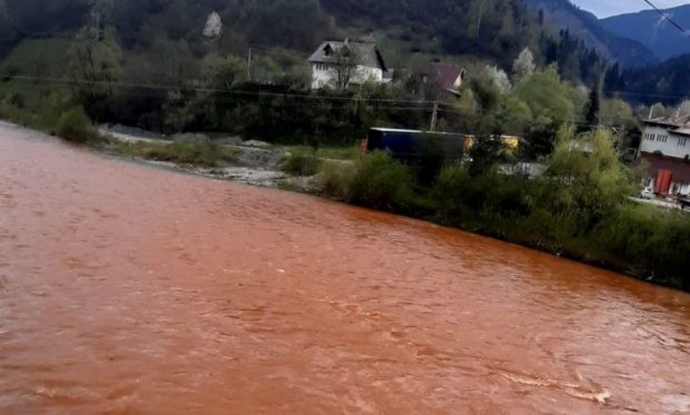 Râul Bistriţa, poluat cu ape de mină. Locuitorii din mai multe zone, avertizaţi prin mesaj Ro-Alert