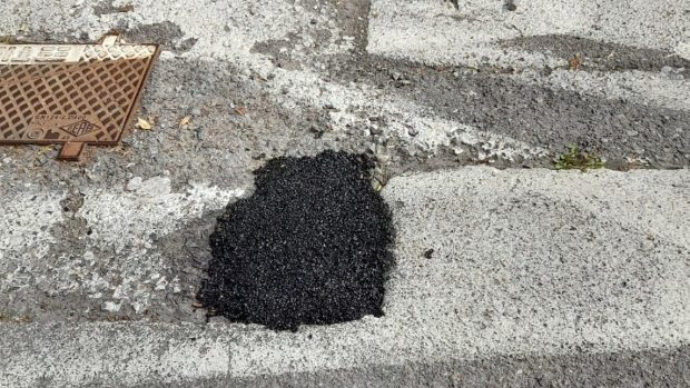 Un pensionar a fost amendat cu 882 de euro din cauză că a astupat o groapă de pe strada sa, în Italia