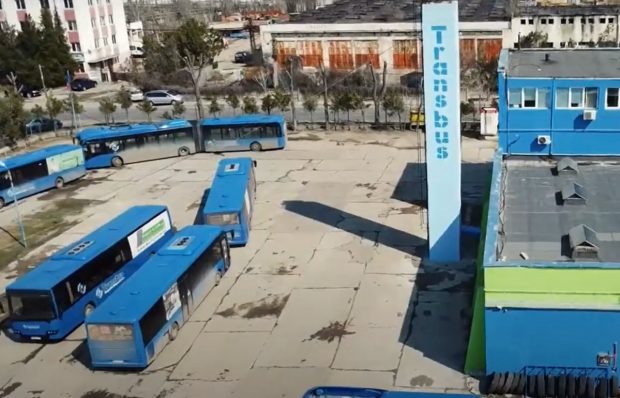 Un șofer din Buzău a murit strivit între două autobuze, după ce nu l-ascos pe al lui din viteză și nici n-a tras frâna de mână