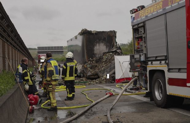 O grămadă de cenușă, atât a rămas din cabina unui TIR care a luat foc pe o autostradă din Germania. Șoferul a murit carbonizat