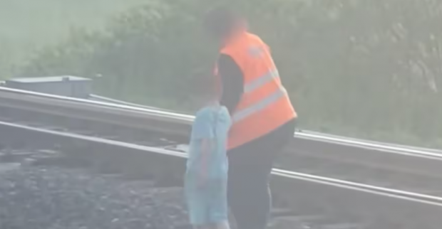 Mecanicul de tren a oprit garnitura, după ce văzut un copil în pijama pe șine, l-a luat în brațe și l-a predat, în siguranță, poliției, în Elveția