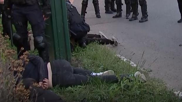 Poliţist de la Rutieră, lovit în cap cu un bolovan, în incidentele dinaintea meciului Oţelul Galaţi – Dinamo