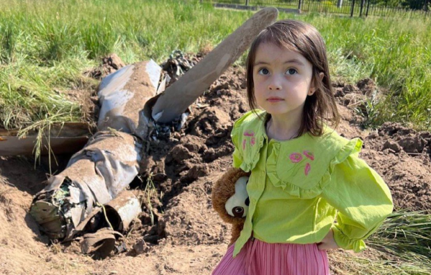 Cu jucăria de pluș, printre rachetele rusești. Fetiță de 3 ani din Kiev, pozată de tatăl ei, muzician și soldat ucrainean: „Nu-i vom ierta niciodată”