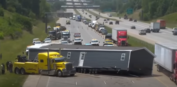 Cum a ajuns o casă să blocheze o autostradă din SUA. Cozile de mașini s-au întins pe 20 de kilometri