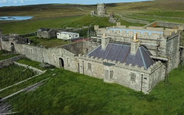 Un castel vechi de 200 de ani, pe o insulă cu 61 de locuitori, e de vânzare pentru doar 35.000 de euro, dar renovarea costă de 400 de ori mai mult