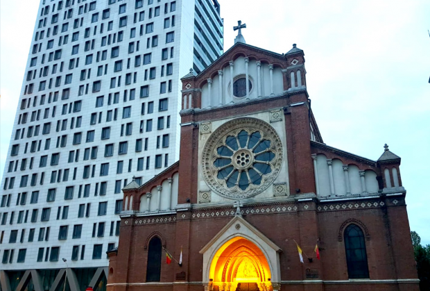 Arhiepiscopia Romano-Catolică de București cere primarului Nicușor Dan desfiinţarea Cathedral Plaza, o „construcţie nelegală”