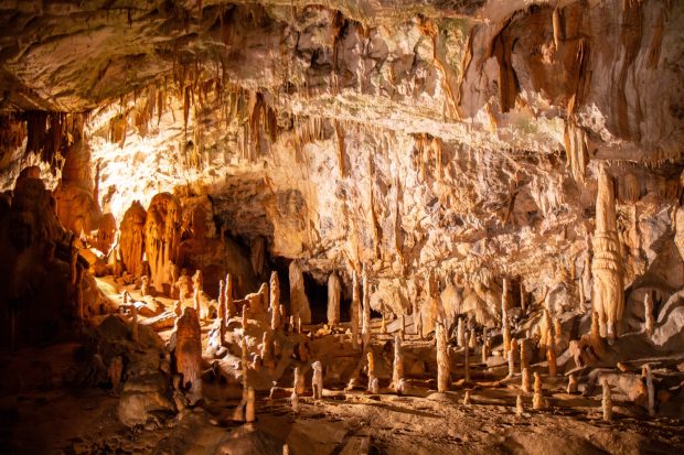 Ce sunt stalactitele și stalagmitele – diferențele dintre stalactite și stalagmite
