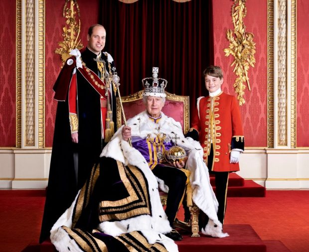 Regele Charles, alături de prinții William și George, primii doi în linia de succesiune la tron, într-o nouă fotografie oficială de la încoronare