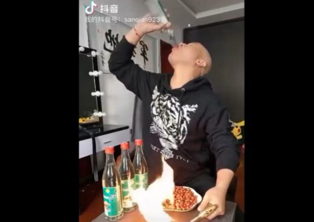 Un influencer din China a fost găsit mort după ce s-a filmat live în timp ce bea o cantitate uriașă de alcool, într-o provocare pe rețelele de socializare