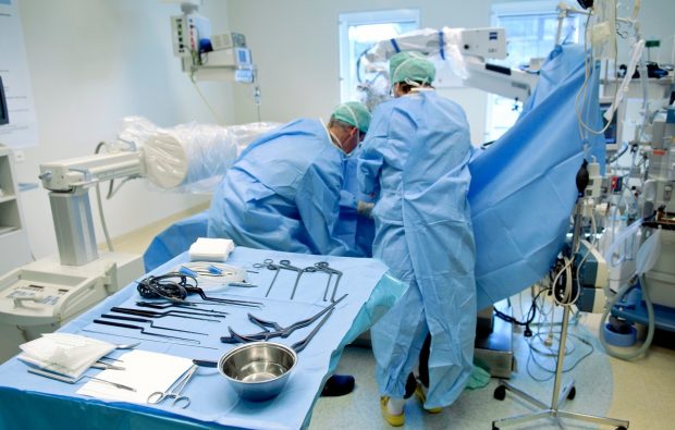 Un chirurg a chemat o femeie de serviciu să țină piciorul unui pacient căruia îi amputa un deget, într-un spital din Germania