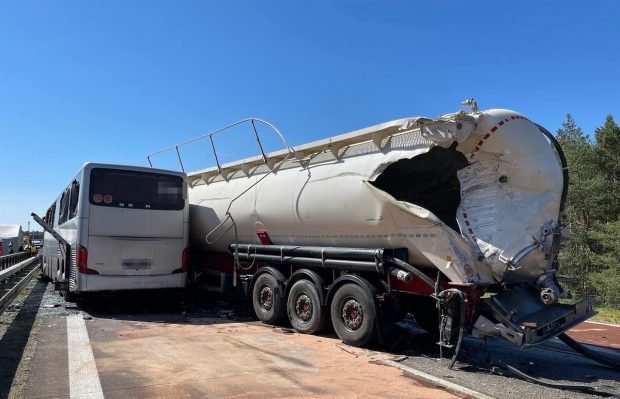 Un autocar plin cu muncitori străini a spart o cisternă, 52 de oameni au ajuns la spital după accidentul din Germania