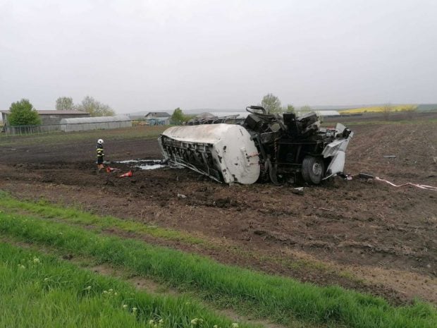 Trafic oprit pe DN 2 Bacău-Roman, după ce o cisternă cu motorină s-a răsturnat și a fost pericol de explozie