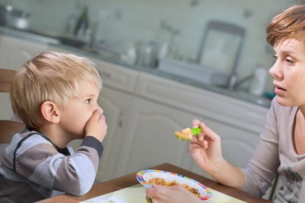 Cum îți dai seama că cel mic nu este doar mofturos, ci are o tulburare alimentară