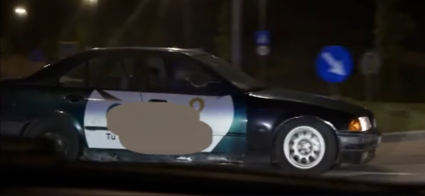 Un curier a fost prins în timp ce făcea drifturi într-un sens giratoriu din Cluj-Napoca – VIDEO