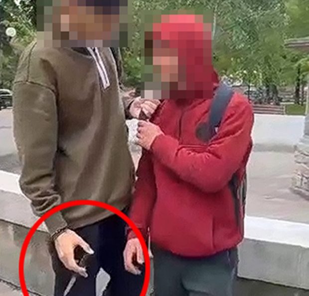 Tânăr de 18 ani din Huşi, surprins când ameninţa cu cuţitul un adolescent de 17 ani. Reacţia Poliţiei