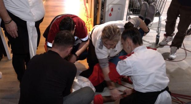 O concurentă a leșinat la „Chefi la cuțite”. Medicii au intervenit imediat: „Mi s-a făcut rău, s-a adunat oboseala”