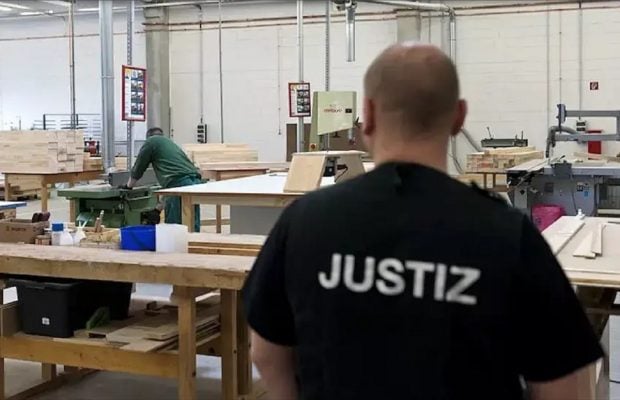 Un hoț român recidivist i-a spus judecătorului elvețian care l-a trimis din nou după gratii: „Aici câștig mai mult în închisoare, decât dacă muncesc în țara mea”