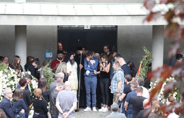 Ema, fiica de 14 ani a antrenorului sârb al echipei de volei din Zalău, s-a pus în fața băiatului de 13 ani care trăgea cu pistolul în colegi