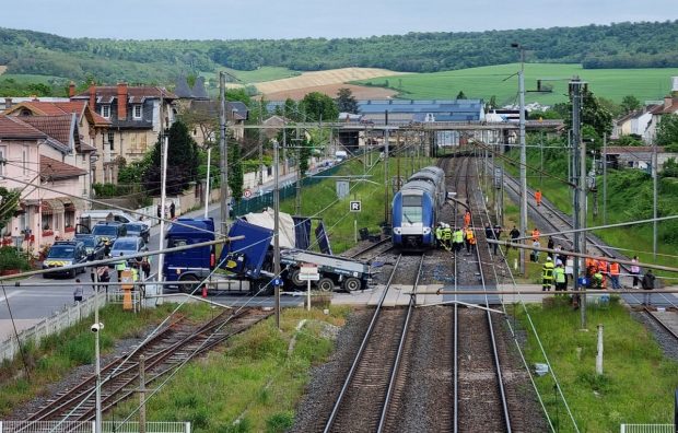 Un camion românesc a rămas blocat pe șine, în Franța. Șoferul s-a dat jos și s-a salvat înainte ca trenul să lovească în plin semiremorca