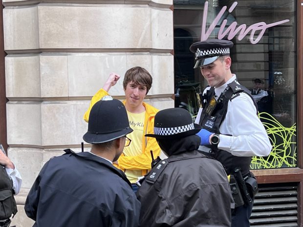Liderul grupării din Marea Britanie care militează împotriva monarhiei, arestat la Londra în timpul protestului din ziua încoronării