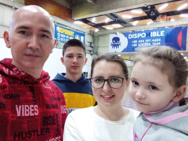 EXCLUSIV. Bucuria întoarcerii acasă pentru o familie care a stat blocată 12 ani în Venezuela, unde salariul minim este sub 8 dolari. „Am scăpat din haos”