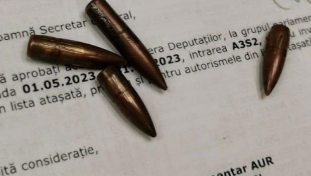 O colaboratoare AUR a încercat să introducă în sediul Parlamentului patru gloanţe. Femeia a fost dusă la Poliţie. Simion: „E o invenție”