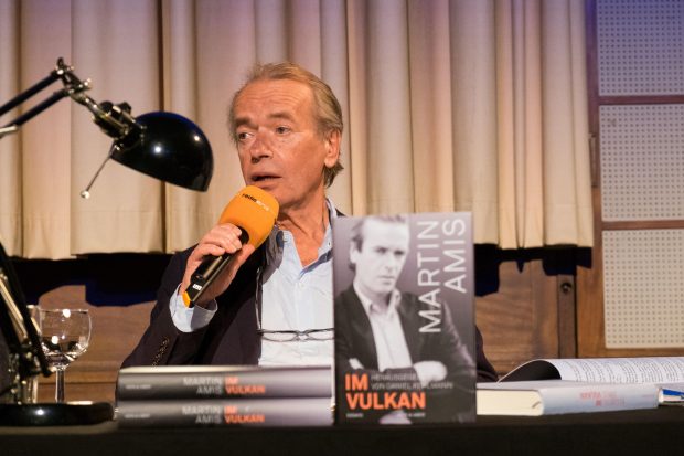 Martin Amis, unul dintre cei mai apreciaţi autori britanici din ultimii 50 de ani, a murit