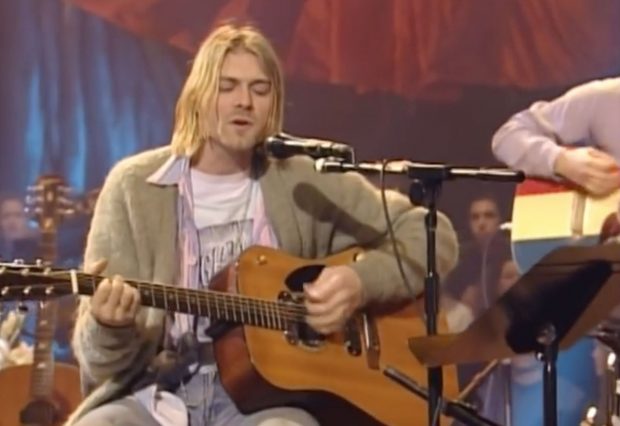 O chitară spartă de Kurt Cobain pe scenă, vândută la licitație cu o sumă de 10 ori mai mare decât se estima