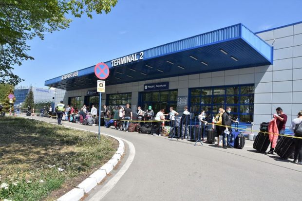 O femeie din Ucraina a fost preluată de pe aeroportul din Iași de un echipaj SMURD, după ce a suferit o criză de epilepsie în timpul zborului