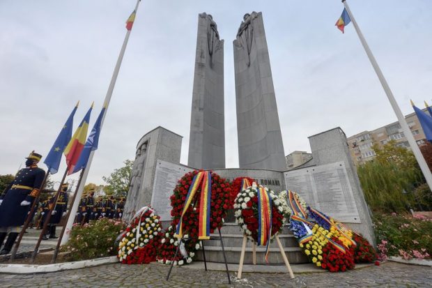 Ceremonii militare și religioase de Ziua Eroilor. Klaus Iohannis și ministrul apărării vor fi prezenți la Sibiu